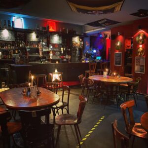 Endlich Wochenende - und ihr habt Lust gemütlich ein leckeres Bier trinken, gute Musik hören, Darten oder Kickern? Dann seid ihr bei uns genau richtig! Heute öffnen wir um 20.00 Uhr die Türen, damit ihr euer wohlverdientes Wochenendgetränk und eure Lieblingsmusik am besten in Gesellschaft eurer Freunde genießen. Freitagsspecial: Schnapsrad! Versuch dein Glück für 1€!